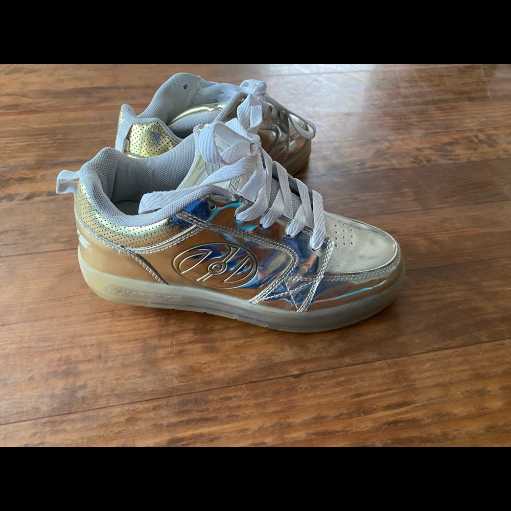 Youth size 5 gold Heelys 😎